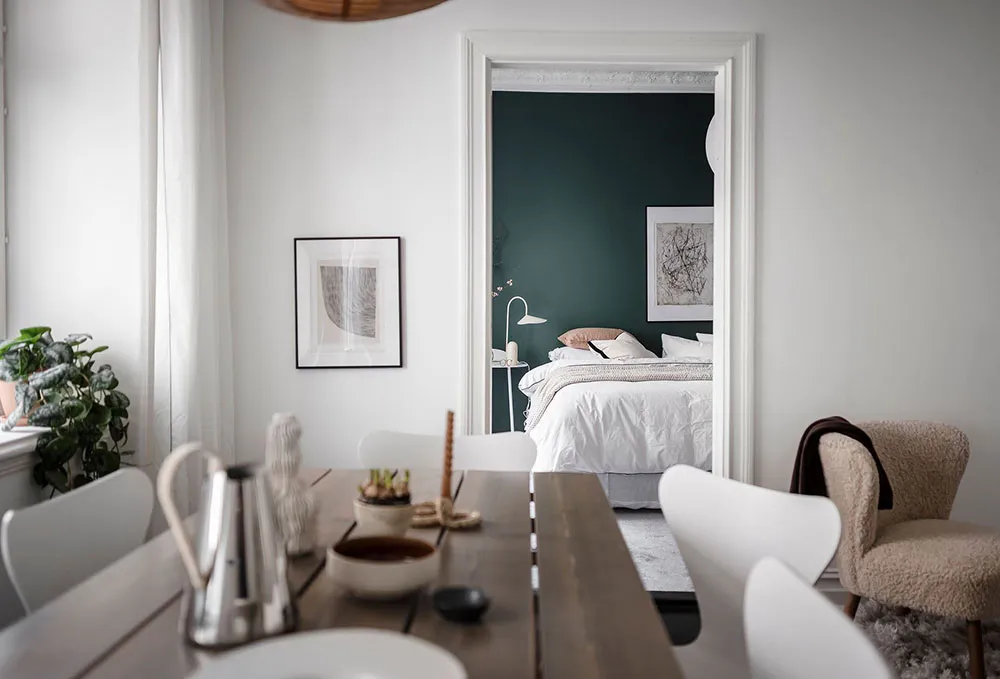 स्टाइलिश काले-सफेद रंग का लिविंग रूम एवं हरे रंग का बेडरूम: गोथेनबर्ग में स्थित एक छोटा 2-km वाला अपार्टमेंट (61 वर्ग मीटर) - Gallery image 16