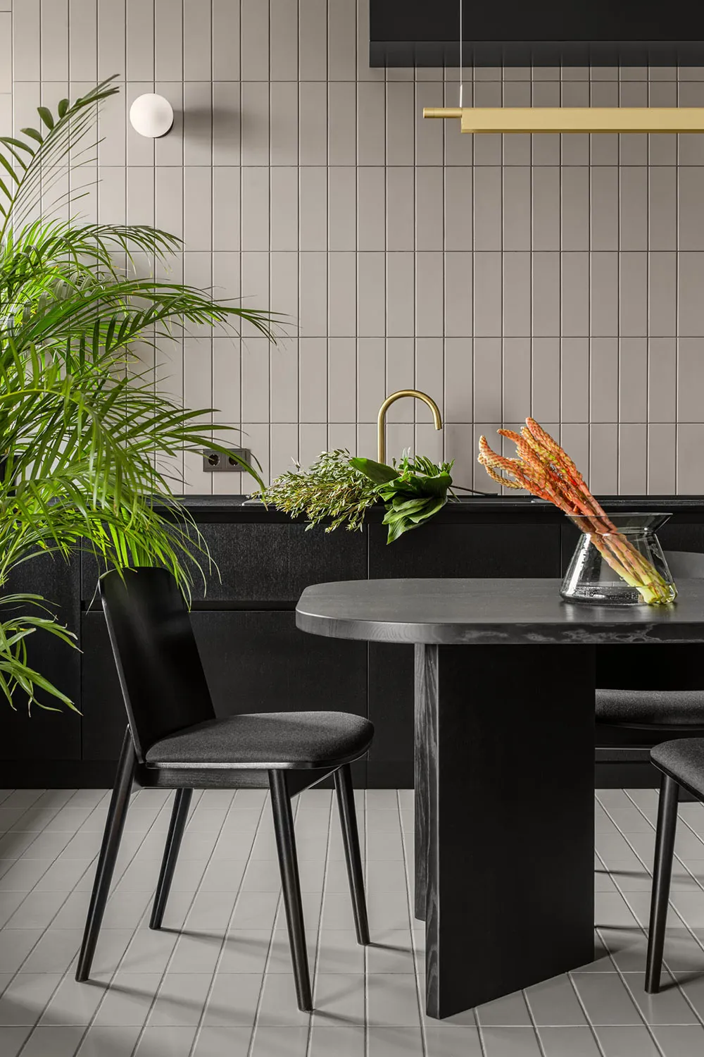 Style moderne de cuisine et plantes vivantes : appartement minimaliste à Kyiv - Gallery image 1