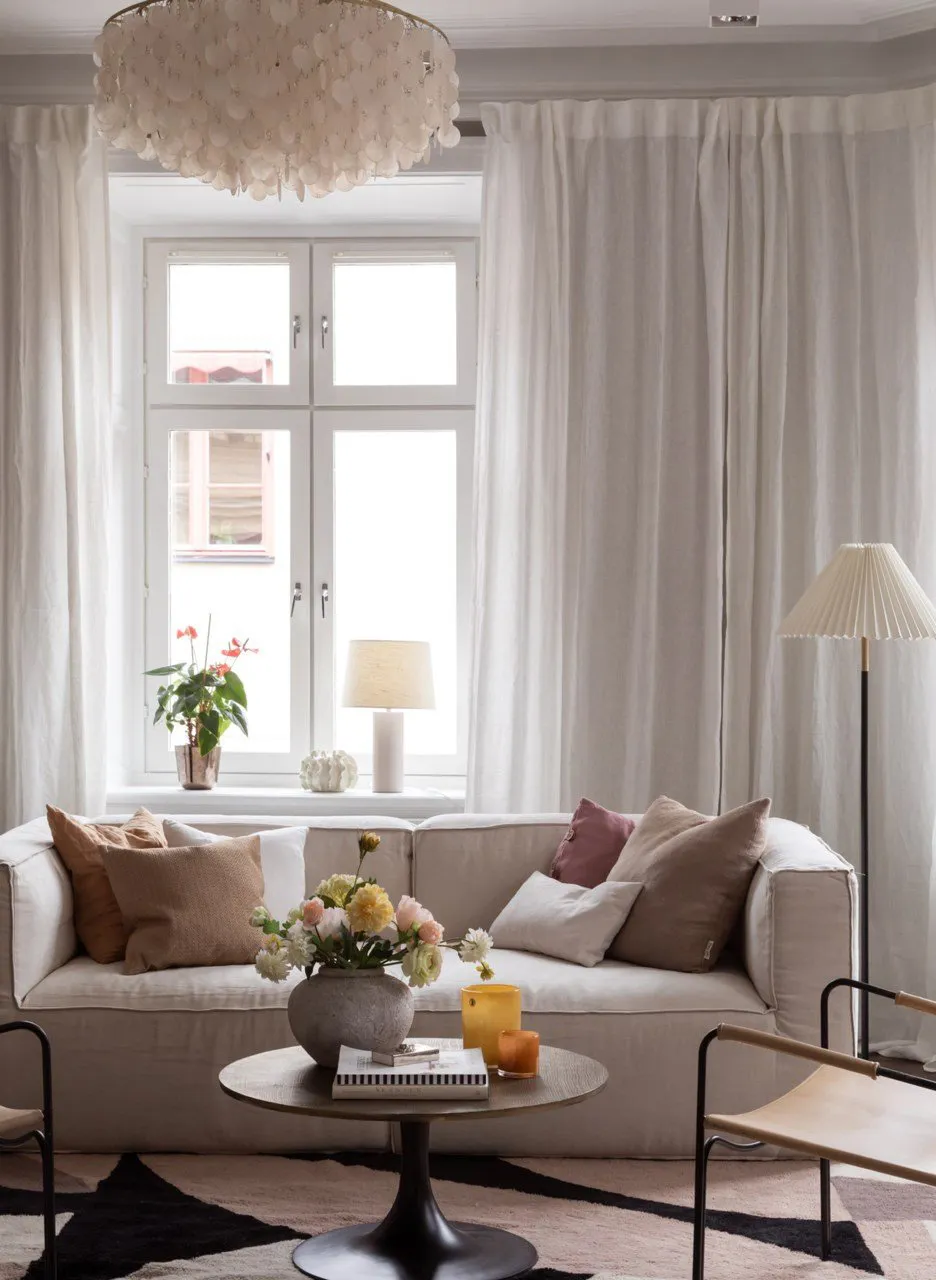 Jolie appartement angulaire à Stockholm avec un mélange agréable de vieilles et nouvelles choses - Gallery image 1