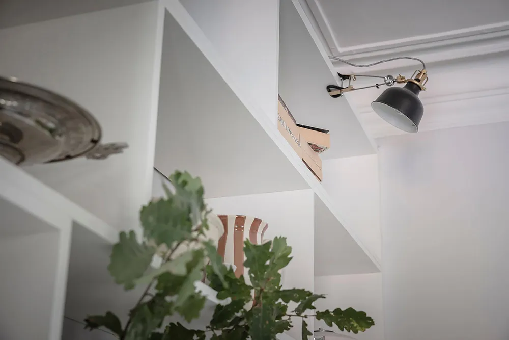 Elegancki skandynawski wnętrze z otwartymi półkami i nowoczesnymi szarymi akcentami (74 m²) - Gallery image 8