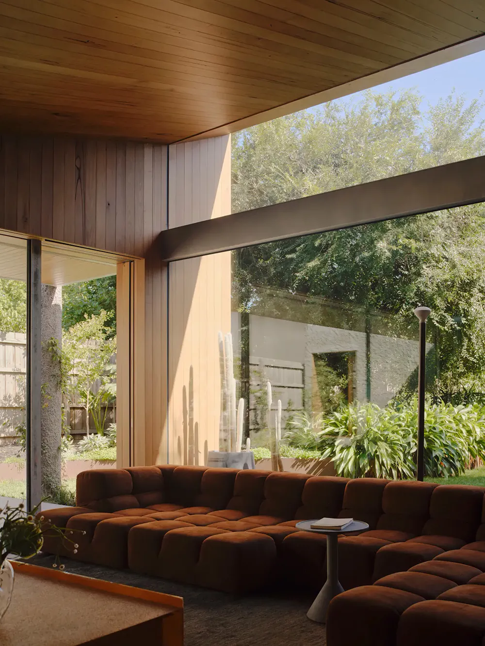 Современный дом дизайнера, в котором архитектура сливается с садом - Gallery image 3