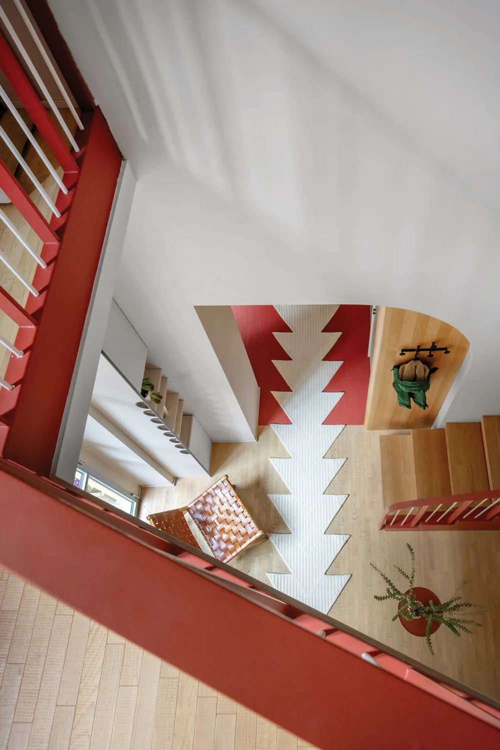 Peintures vives et design moderne d'un appartement à Milan - Gallery image 5