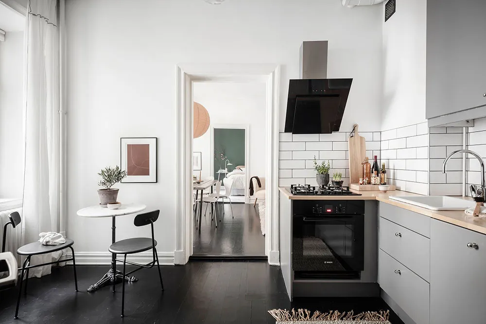 स्टाइलिश काले-सफेद रंग का लिविंग रूम एवं हरे रंग का बेडरूम: गोथेनबर्ग में स्थित एक छोटा 2-km वाला अपार्टमेंट (61 वर्ग मीटर) - Gallery image 17