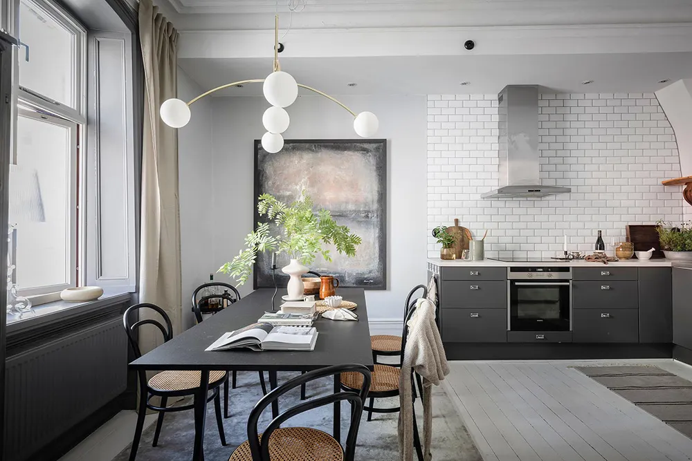 Elegancki skandynawski wnętrze z otwartymi półkami i nowoczesnymi szarymi akcentami (74 m²) - Gallery image 12