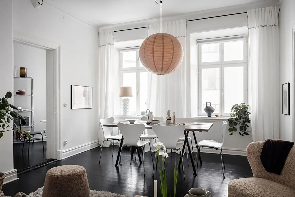 स्टाइलिश काले-सफेद रंग का लिविंग रूम एवं हरे रंग का बेडरूम: गोथेनबर्ग में स्थित एक छोटा 2-km वाला अपार्टमेंट (61 वर्ग मीटर) - Gallery image 11