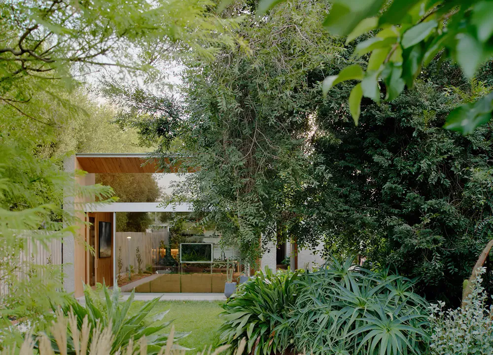 Современный дом дизайнера, в котором архитектура сливается с садом - Gallery image 14