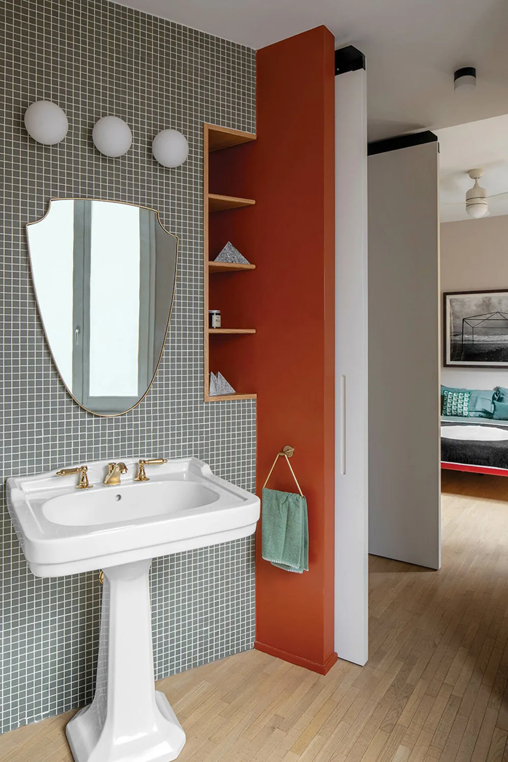 Peintures vives et design moderne d'un appartement à Milan - Gallery image 12