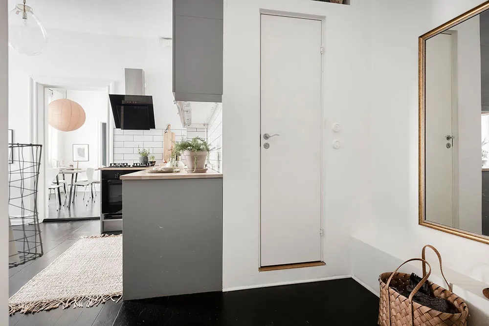 स्टाइलिश काले-सफेद रंग का लिविंग रूम एवं हरे रंग का बेडरूम: गोथेनबर्ग में स्थित एक छोटा 2-km वाला अपार्टमेंट (61 वर्ग मीटर) - Gallery image 25