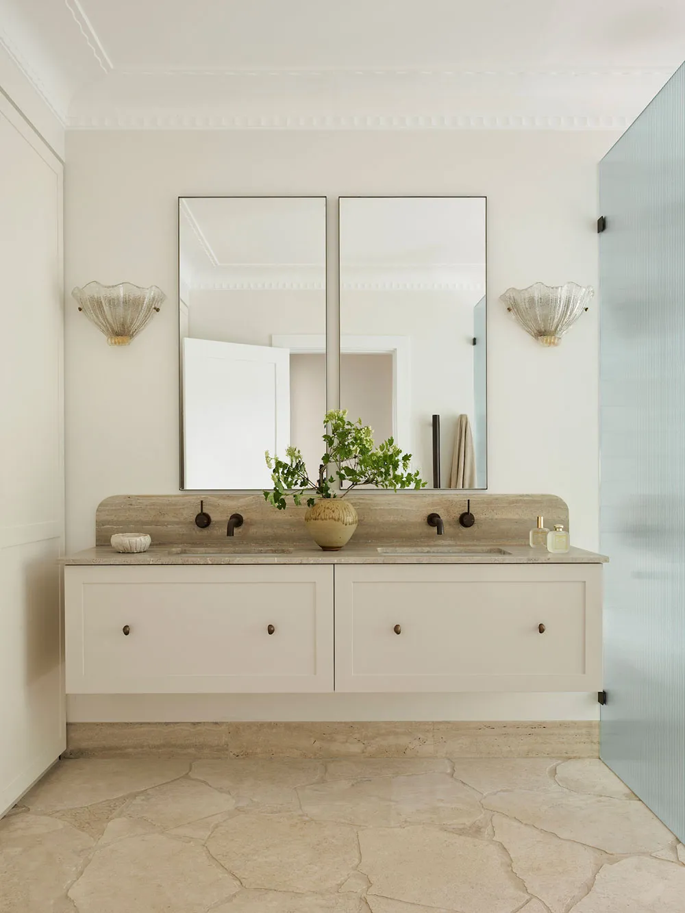 Intérieurs blancs et vues panoramiques : maison côtière à Sydney - Gallery image 15