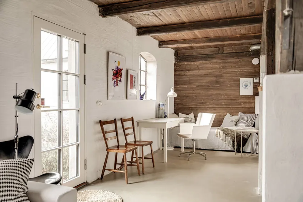 Просторные и тёплые интерьеры бывшей фермы в Швеции - Gallery image 31