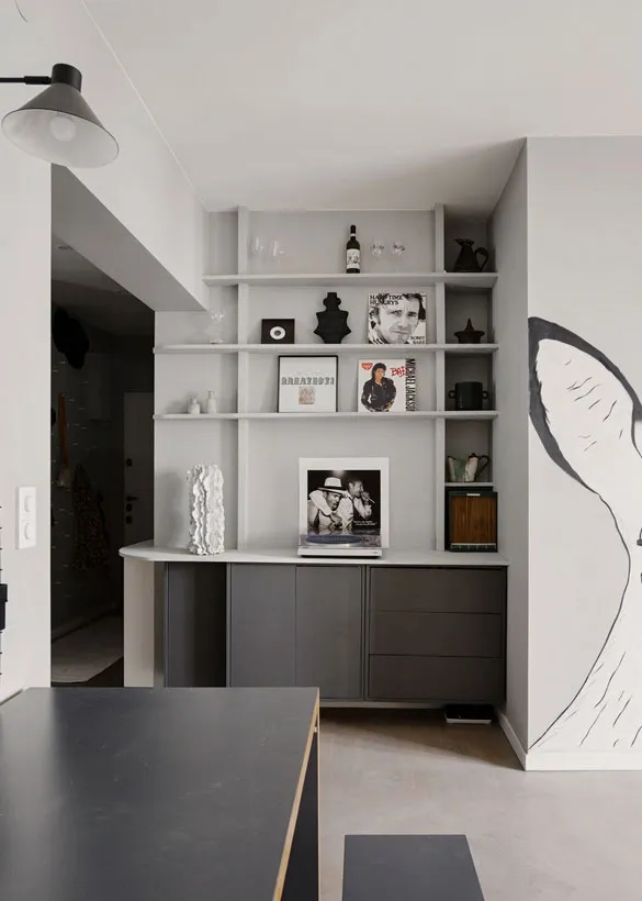 Interior escandinavo tranquilo con dormitorios coloridos y detalles decorativos - Gallery image 3