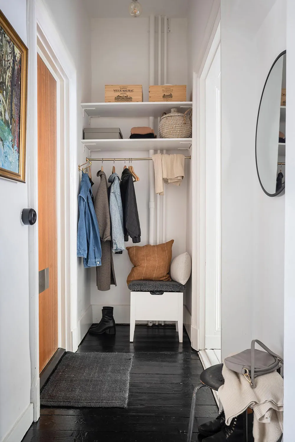 Elegancki skandynawski wnętrze z otwartymi półkami i nowoczesnymi szarymi akcentami (74 m²) - Gallery image 37