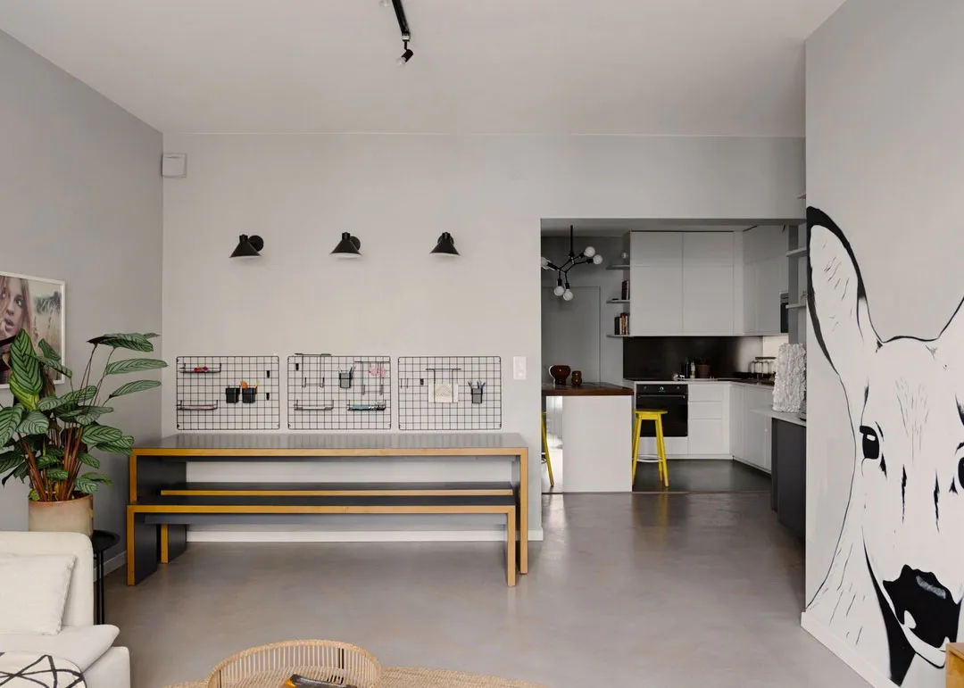 Interior escandinavo tranquilo con dormitorios coloridos y detalles decorativos - Gallery image 7