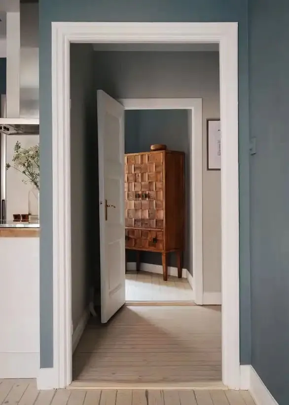 Stylowy kolor ścian w projekcie małego mieszkania w Stokholmie - Gallery image 6
