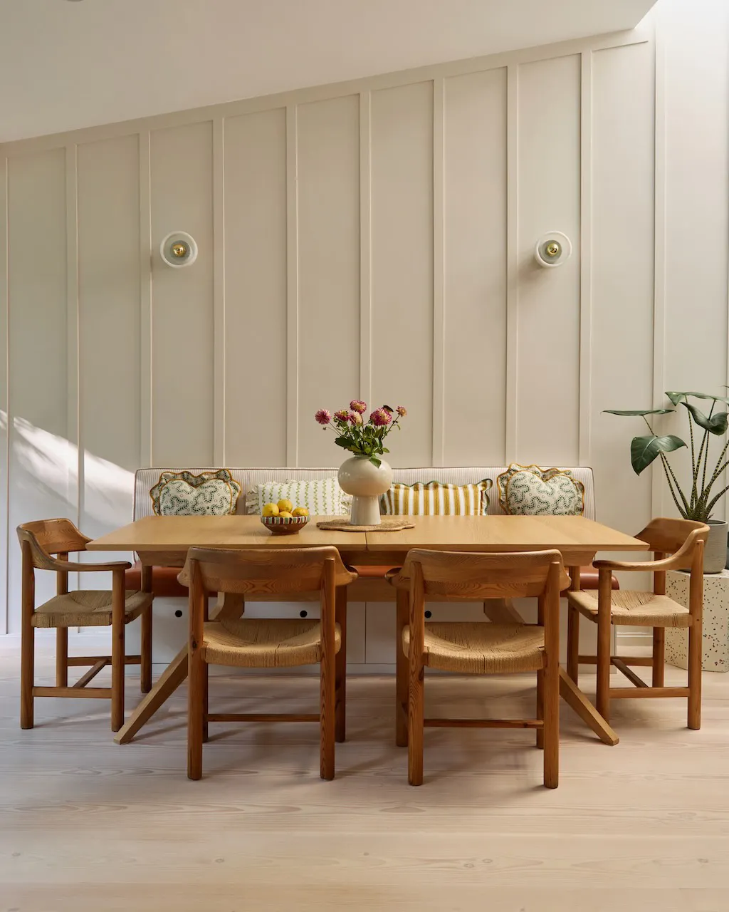 Elegant Color Accents and Modern Decor in Classic Townhouse Design in London - Gallery image 6