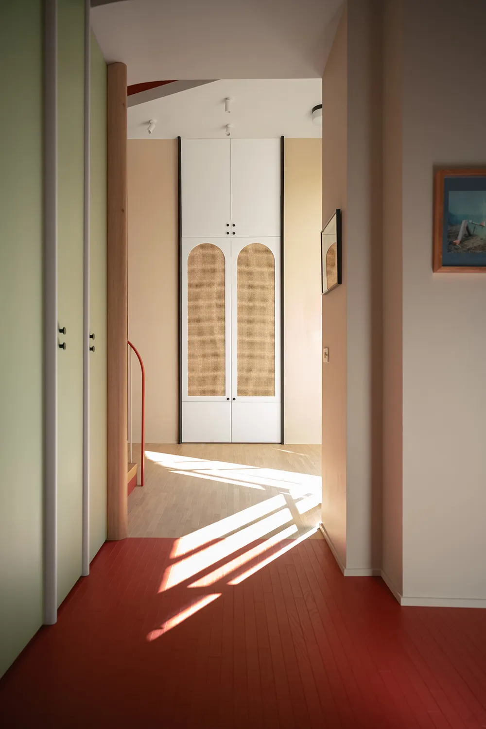 Peintures vives et design moderne d'un appartement à Milan - Gallery image 13