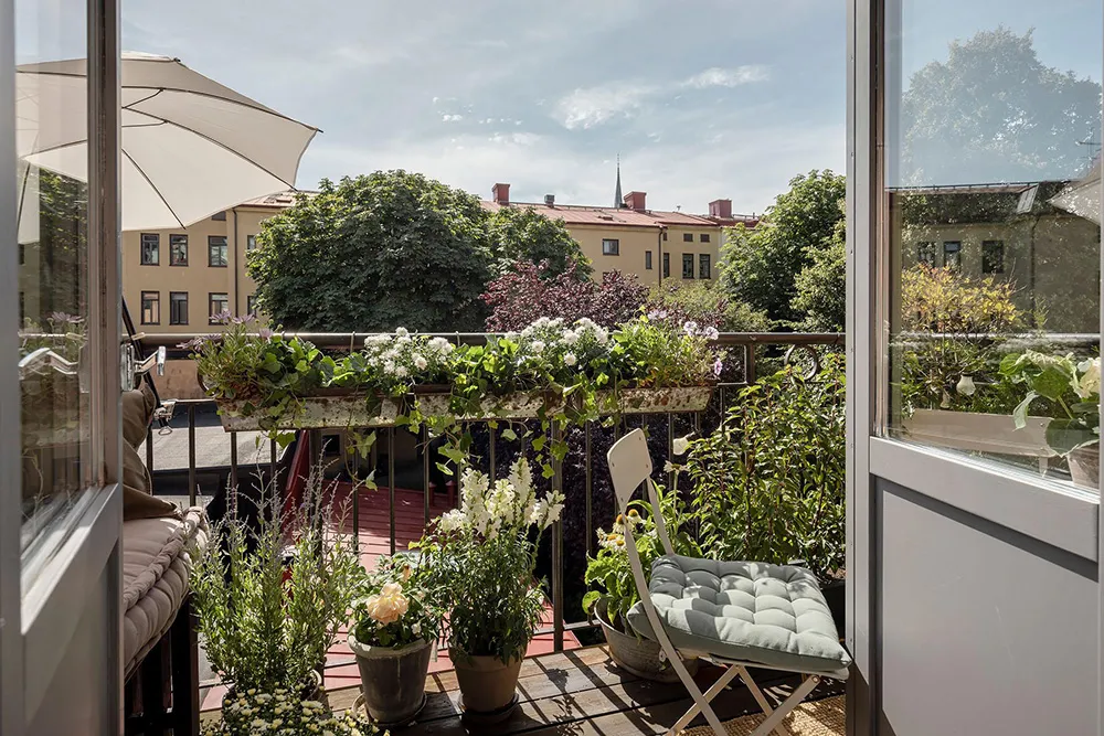 Elegancki skandynawski wnętrze z otwartymi półkami i nowoczesnymi szarymi akcentami (74 m²) - Gallery image 25