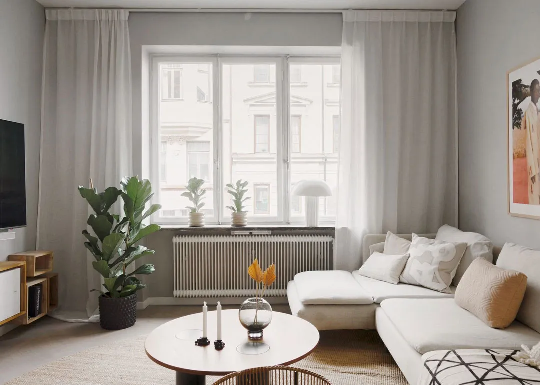 Interior escandinavo tranquilo con dormitorios coloridos y detalles decorativos - Gallery image 2