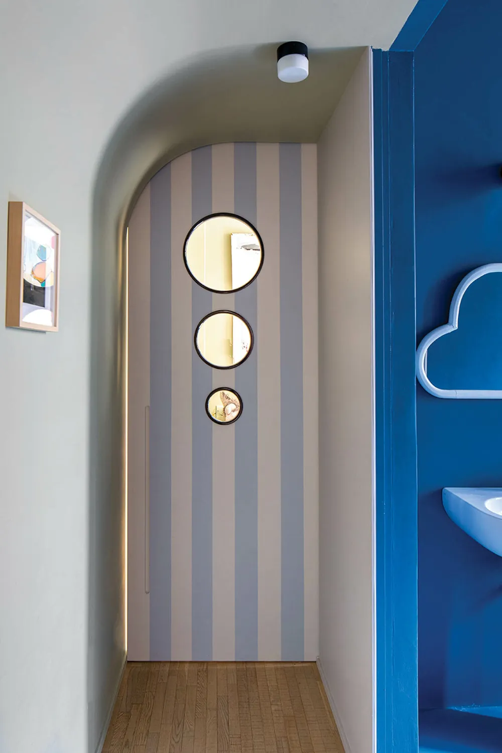 Peintures vives et design moderne d'un appartement à Milan - Gallery image 8