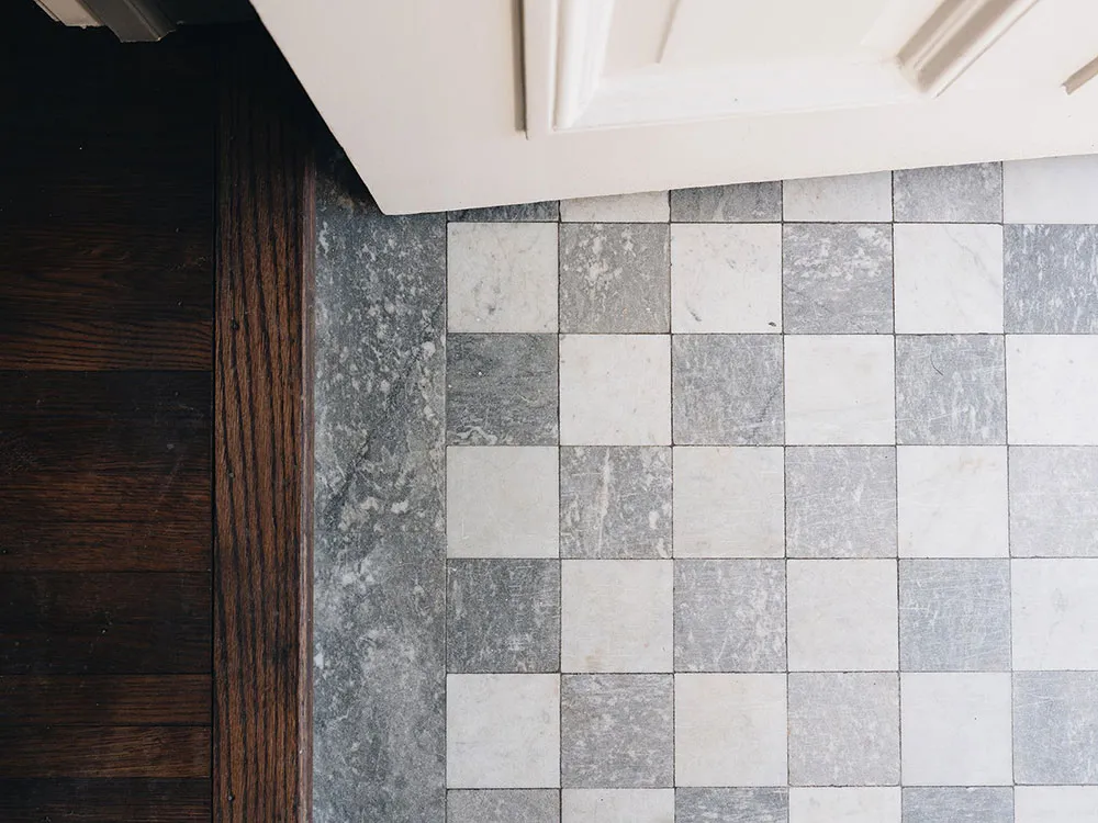 Formes esthétiques et tons chaleureux : une maison très belle au Michigan - Gallery image 37