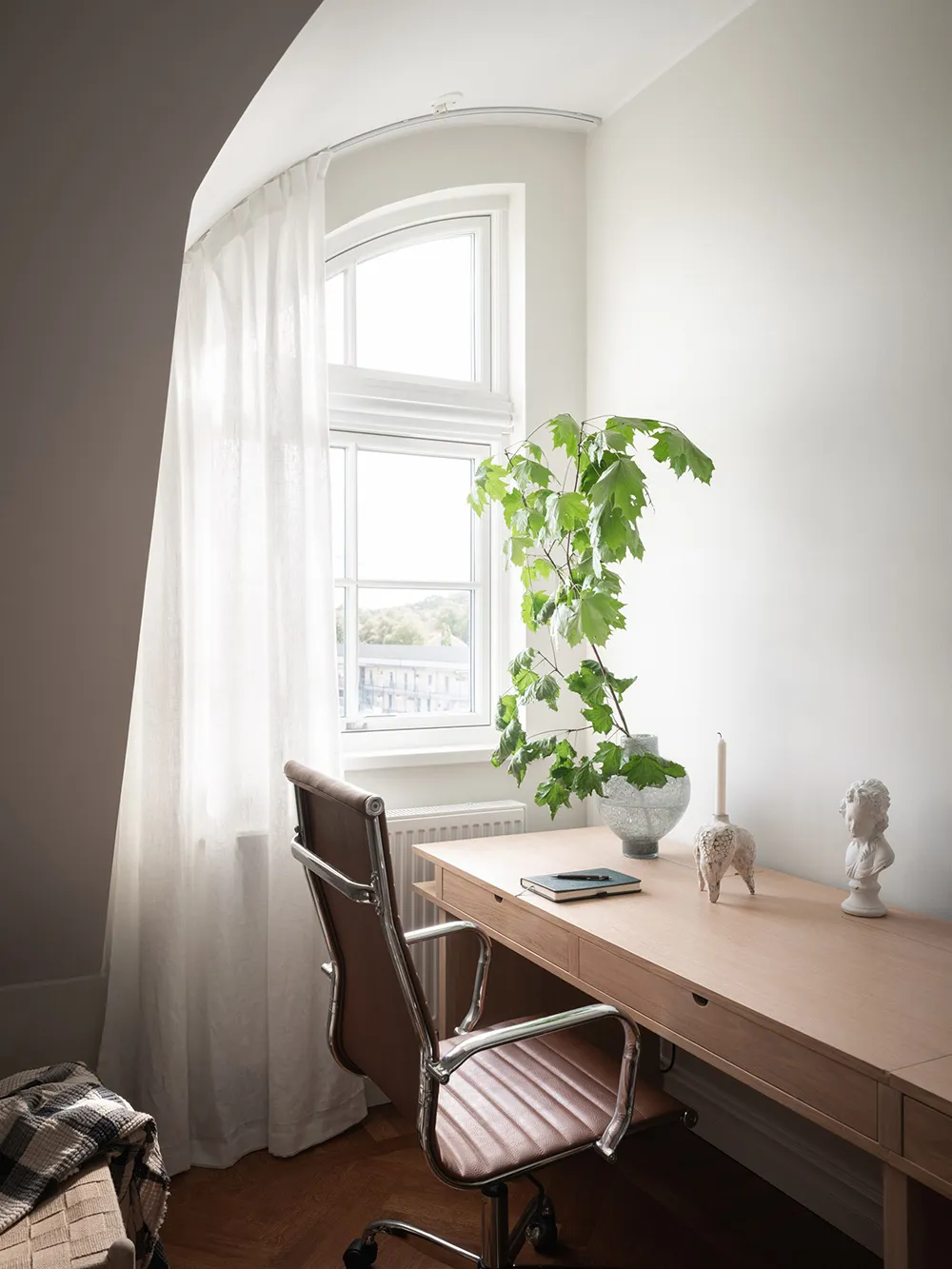 Appartement à deux étages avec de superbes fenêtres de mansarde en Suède - Gallery image 8