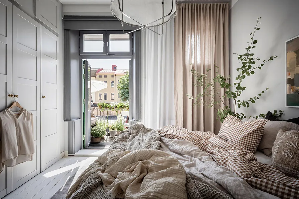 Elegancki skandynawski wnętrze z otwartymi półkami i nowoczesnymi szarymi akcentami (74 m²) - Gallery image 23