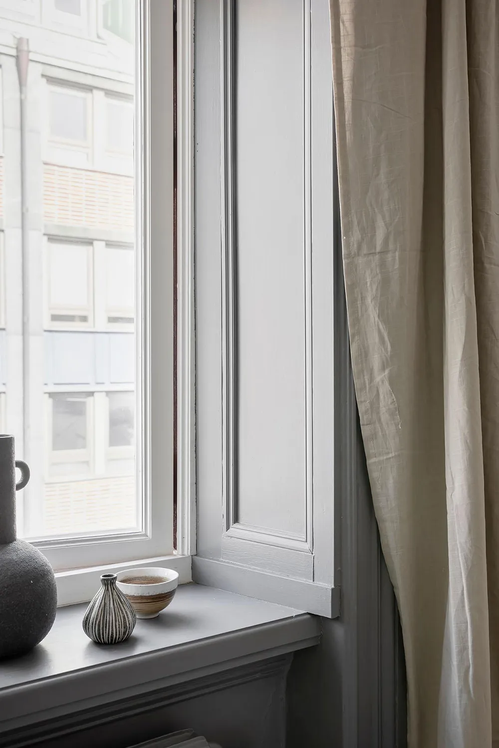 Elegancki skandynawski wnętrze z otwartymi półkami i nowoczesnymi szarymi akcentami (74 m²) - Gallery image 7