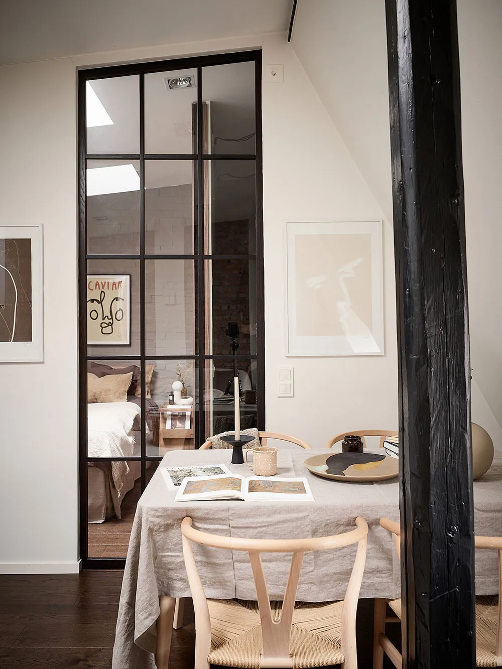 Скошені стеля, цегляна стіна і гардеробна кімната: цікава мансарда в Швеції (42 кв. м) - Gallery image 9