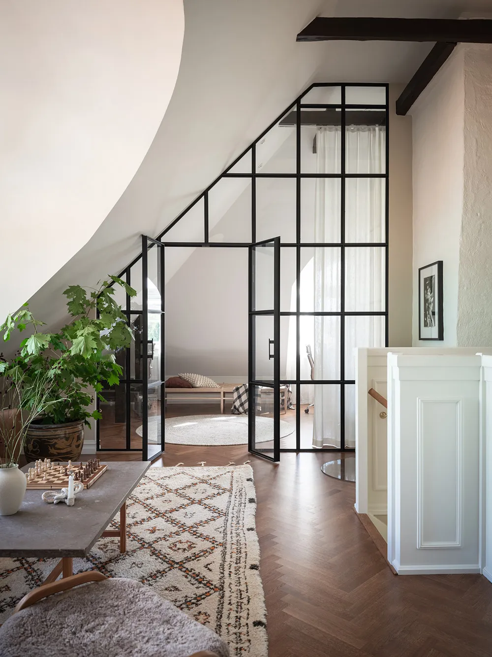 Appartement à deux étages avec de superbes fenêtres de mansarde en Suède - Gallery image 5