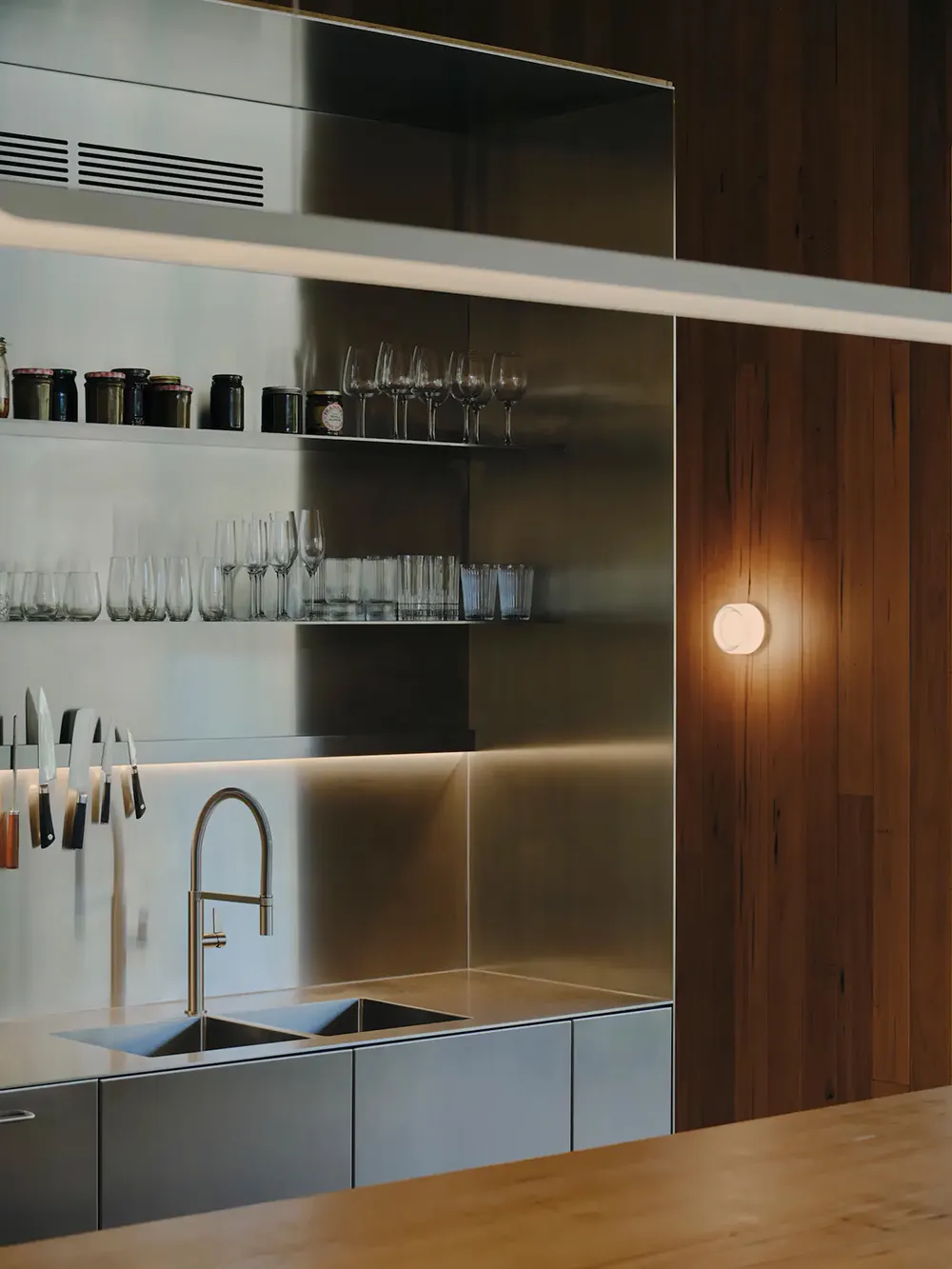 Современный дом дизайнера, в котором архитектура сливается с садом - Gallery image 5