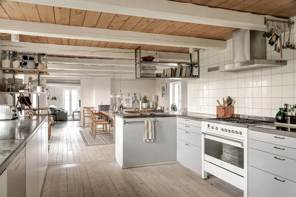 Просторные и тёплые интерьеры бывшей фермы в Швеции - Gallery image 19