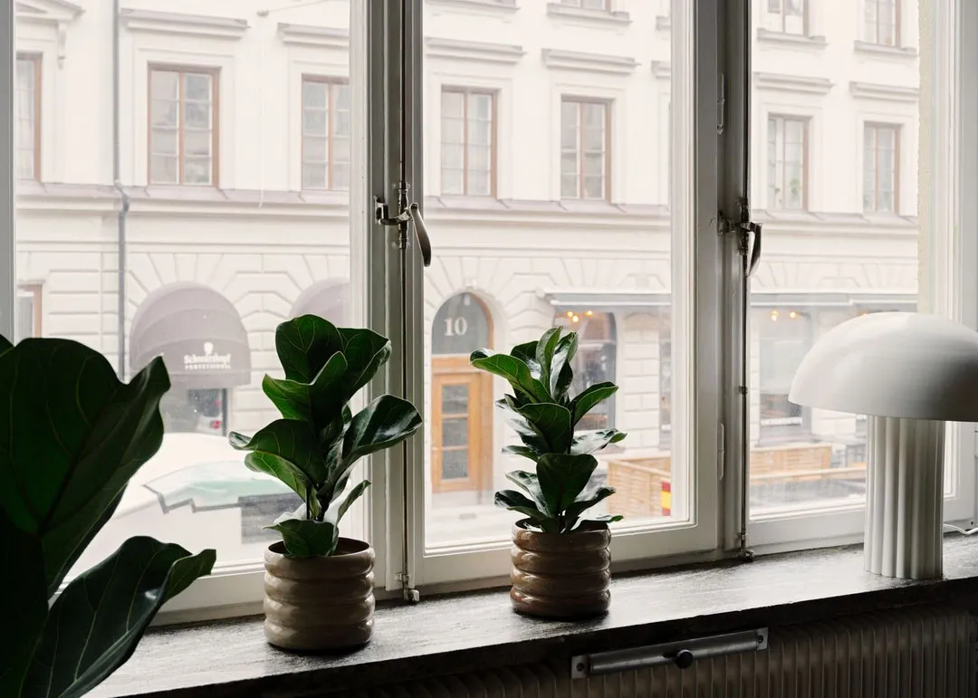 Interior escandinavo tranquilo con dormitorios coloridos y detalles decorativos - Gallery image 5