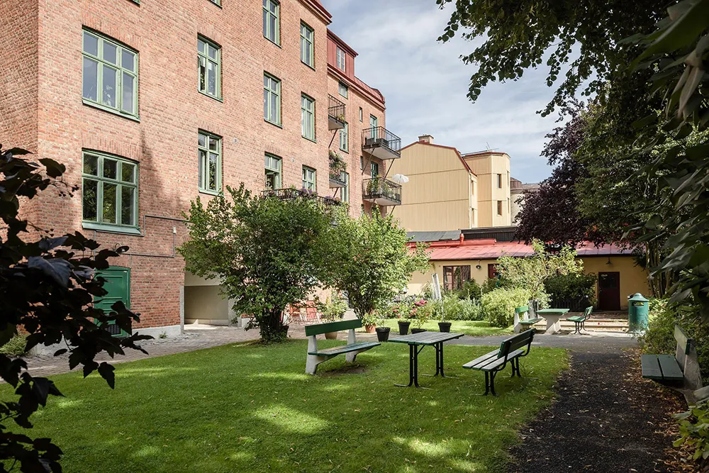 Elegancki skandynawski wnętrze z otwartymi półkami i nowoczesnymi szarymi akcentami (74 m²) - Gallery image 38