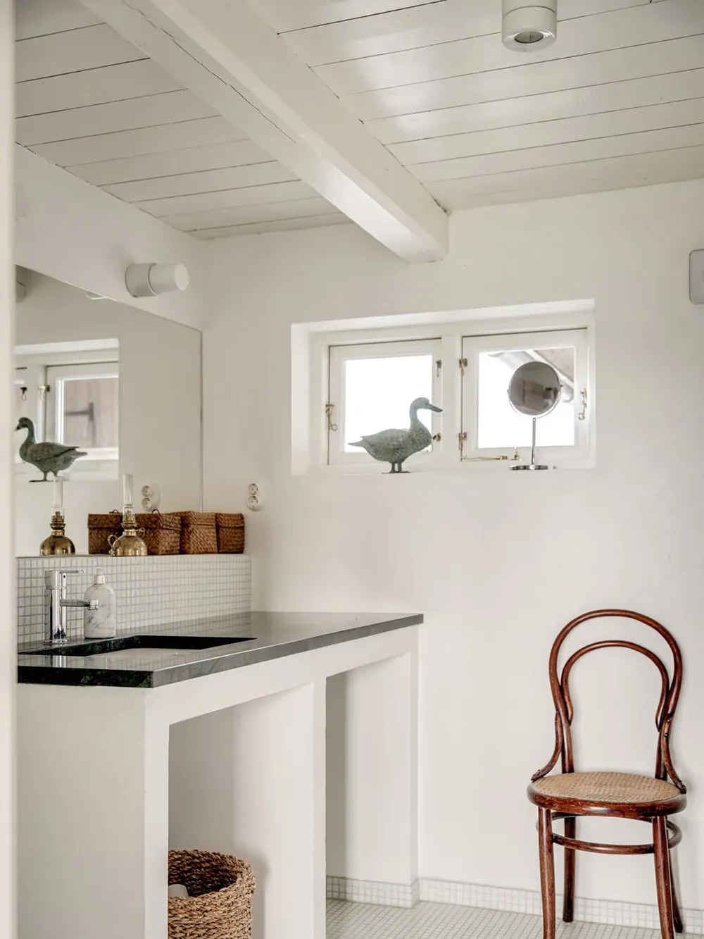 Просторные и тёплые интерьеры бывшей фермы в Швеции - Gallery image 28