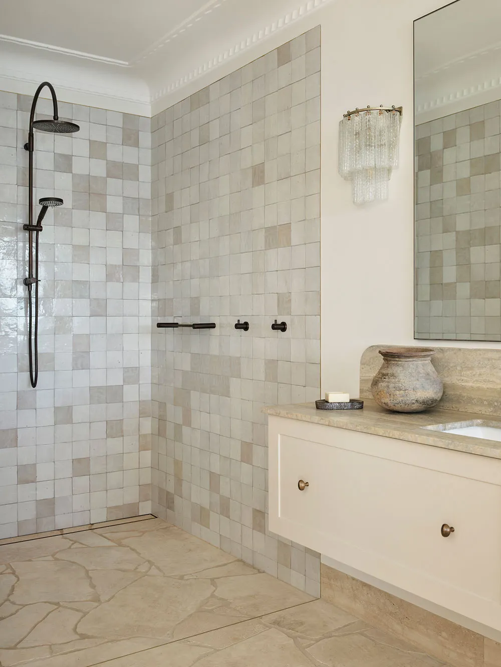 Intérieurs blancs et vues panoramiques : maison côtière à Sydney - Gallery image 14