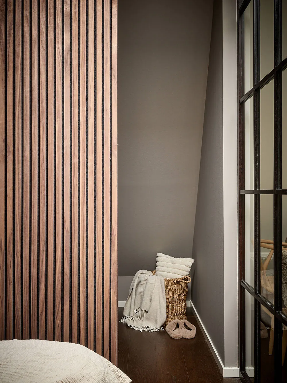 Скошені стеля, цегляна стіна і гардеробна кімната: цікава мансарда в Швеції (42 кв. м) - Gallery image 16