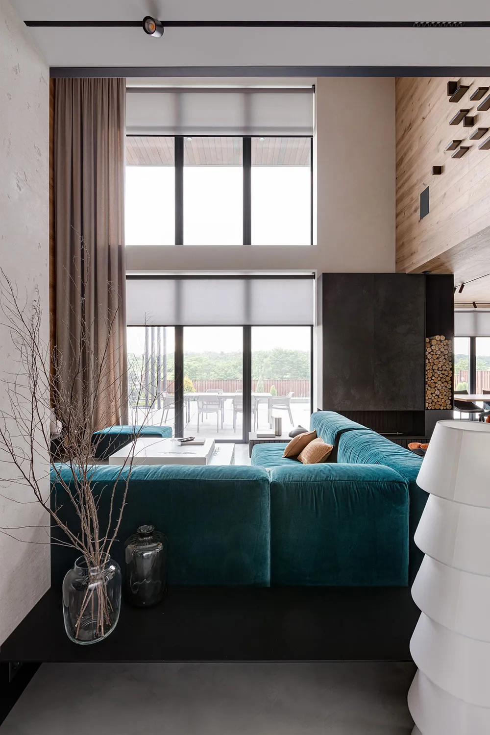 Современный дом для семьи в Днепре с обилием дерева в декоре - Gallery image 6