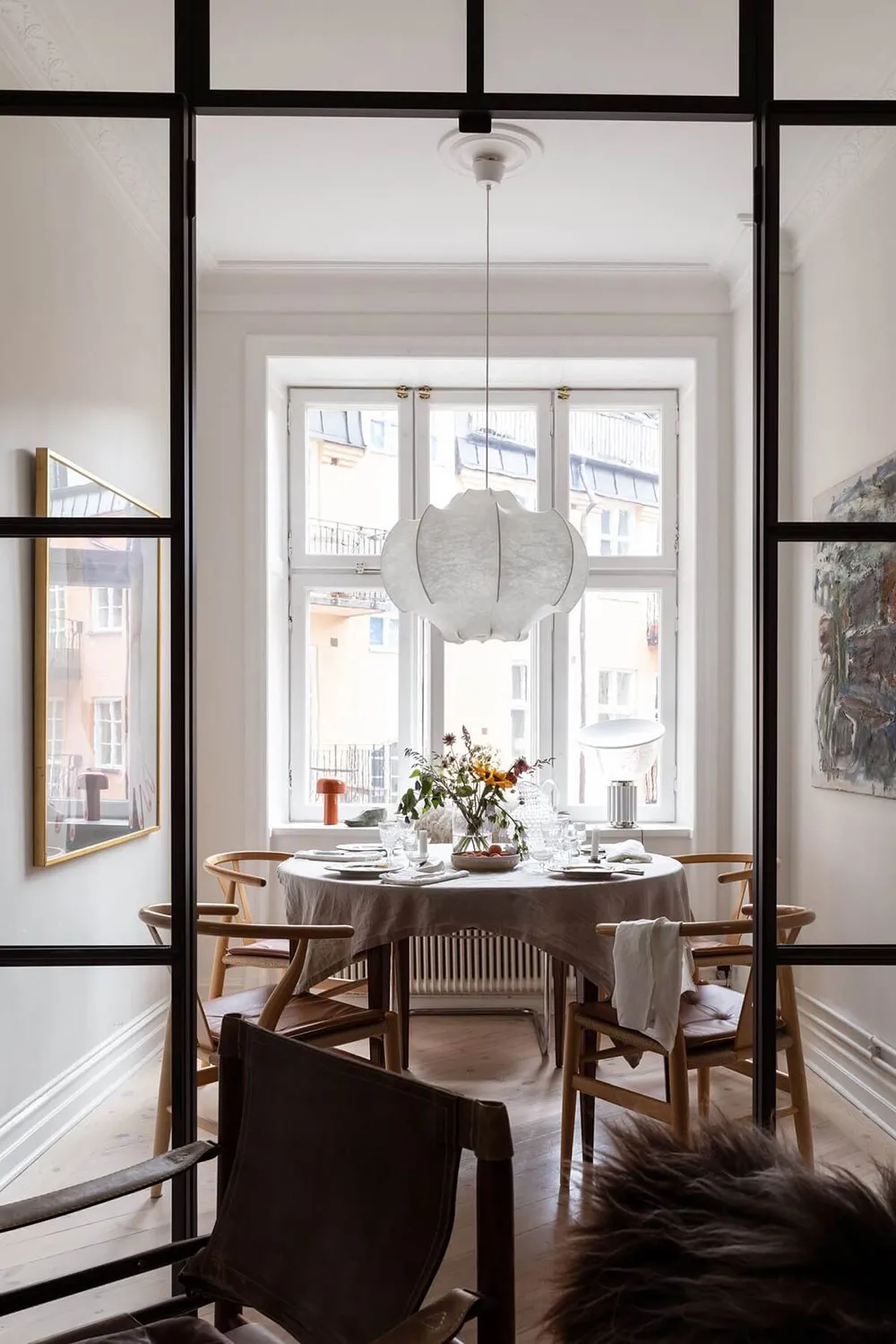 Separador de vidrio y tonos tranquilos: apartamento en Estocolmo (69 m²) - Gallery image 1