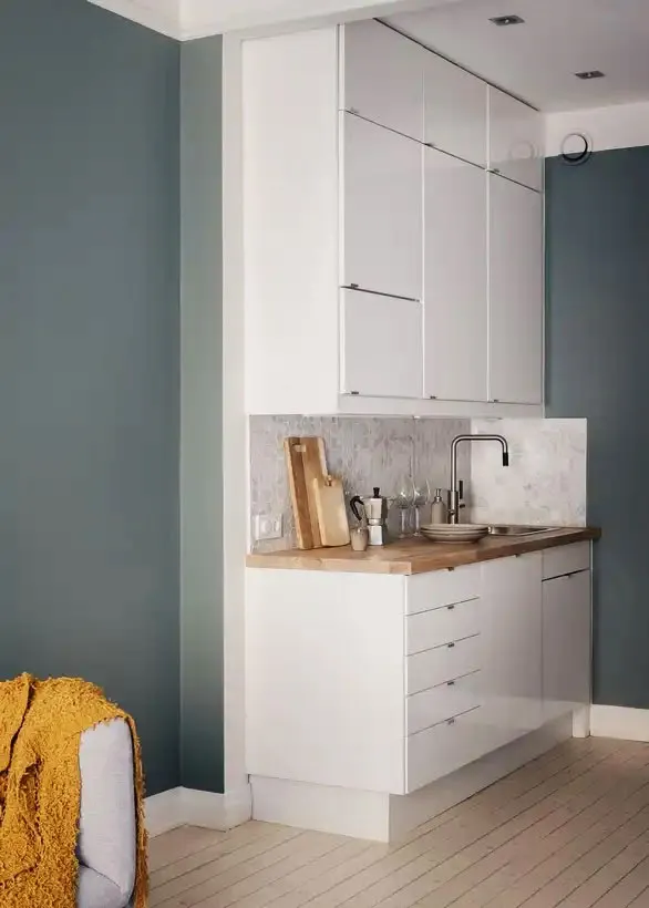 Stylowy kolor ścian w projekcie małego mieszkania w Stokholmie - Gallery image 11