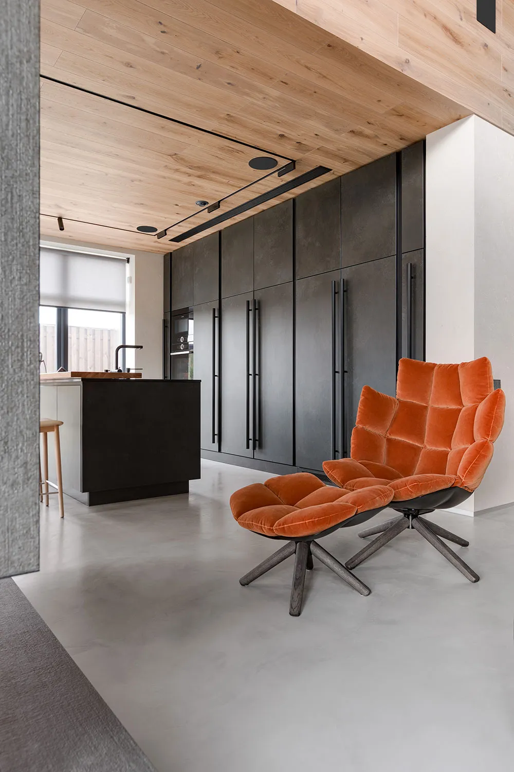 Современный дом для семьи в Днепре с обилием дерева в декоре - Gallery image 11