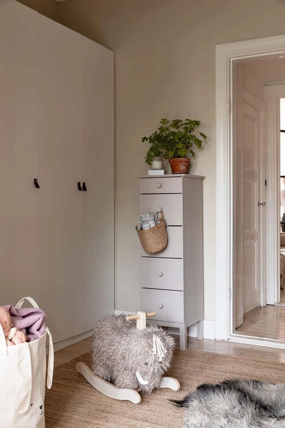 Separador de vidrio y tonos tranquilos: apartamento en Estocolmo (69 m²) - Gallery image 13