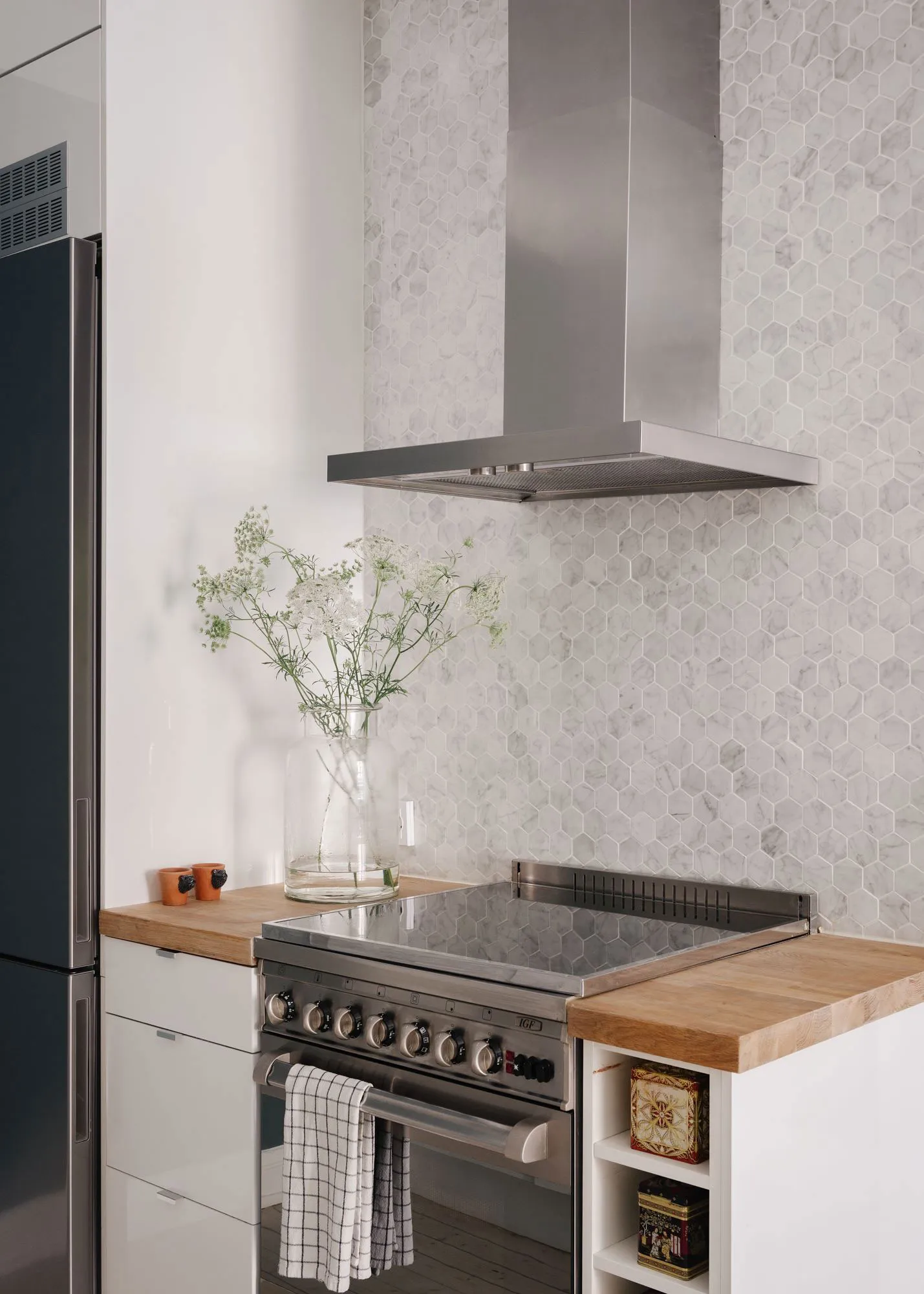 Stylowy kolor ścian w projekcie małego mieszkania w Stokholmie - Gallery image 8