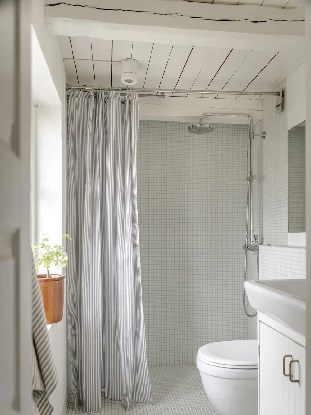 Просторные и тёплые интерьеры бывшей фермы в Швеции - Gallery image 25