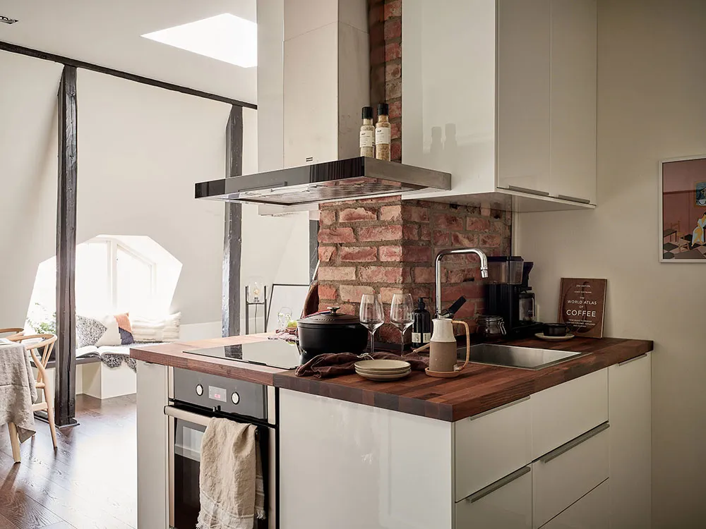 Скошені стеля, цегляна стіна і гардеробна кімната: цікава мансарда в Швеції (42 кв. м) - Gallery image 5