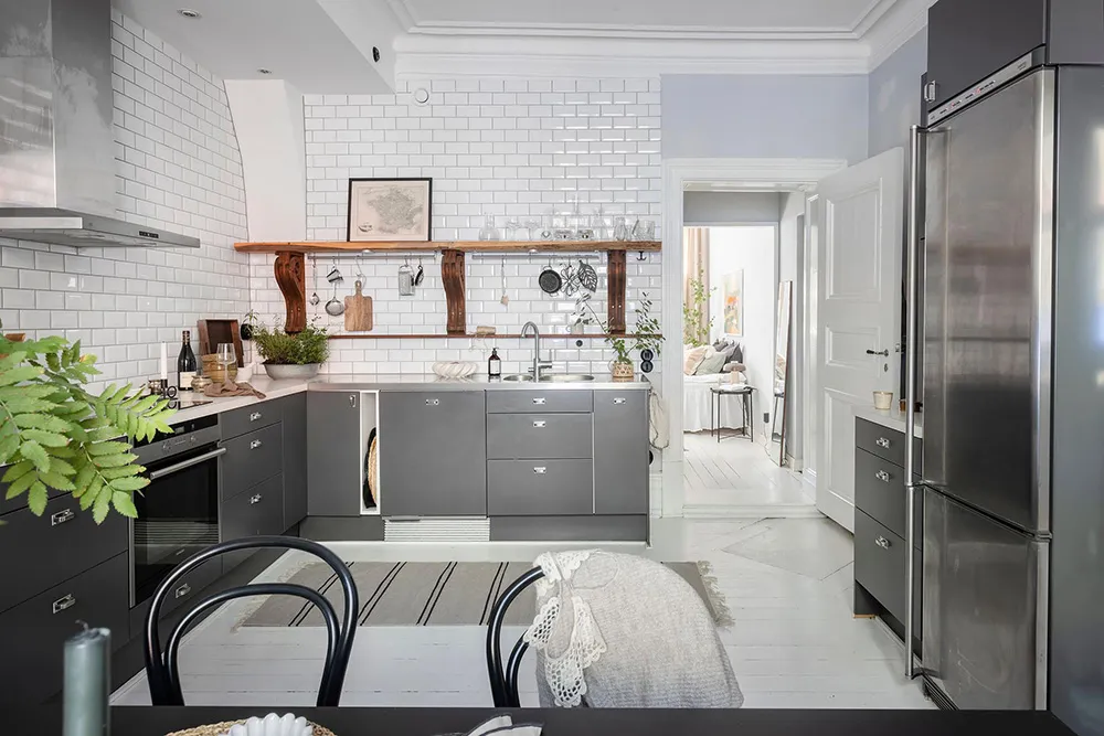 Elegancki skandynawski wnętrze z otwartymi półkami i nowoczesnymi szarymi akcentami (74 m²) - Gallery image 21