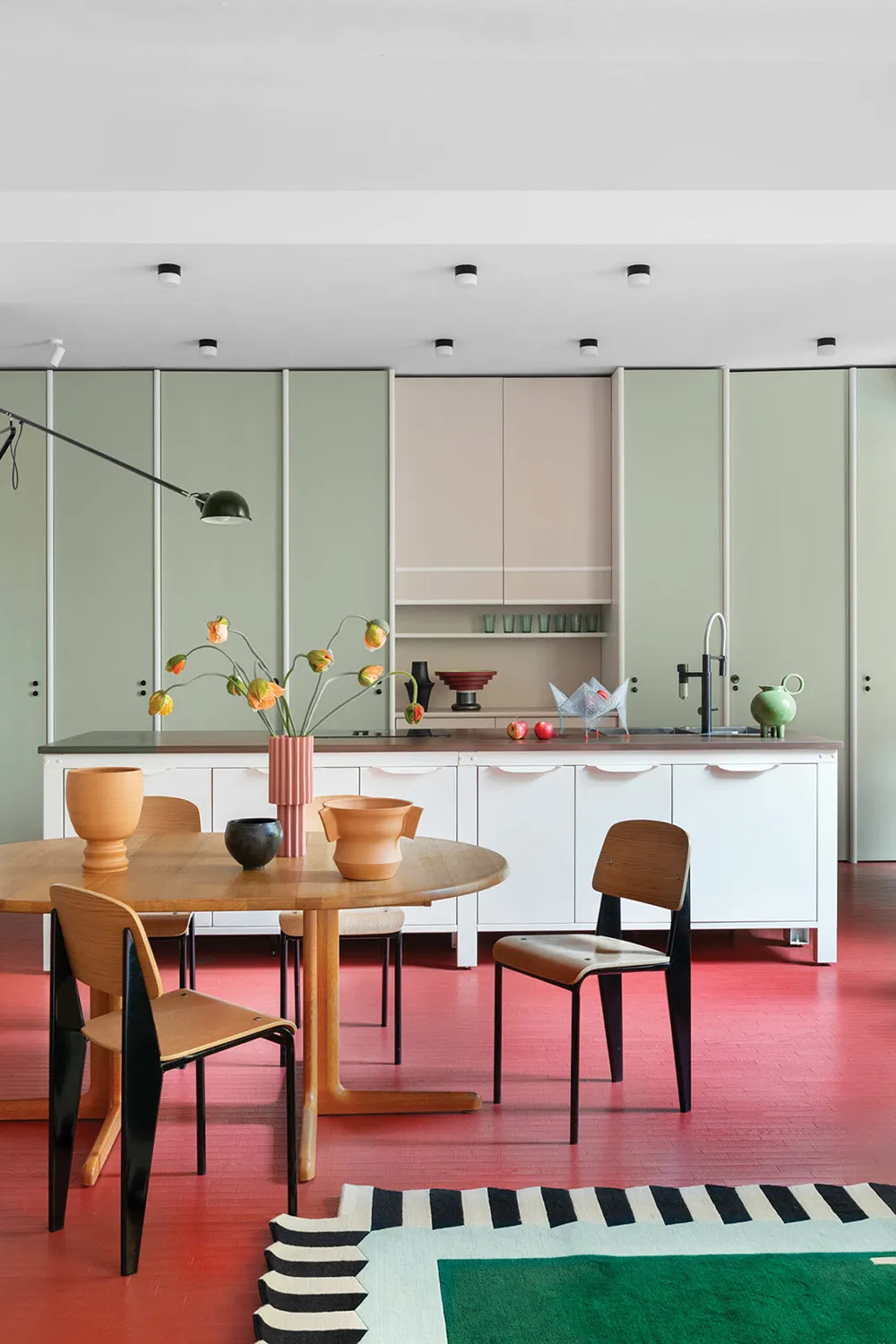 Peintures vives et design moderne d'un appartement à Milan - Gallery image 2