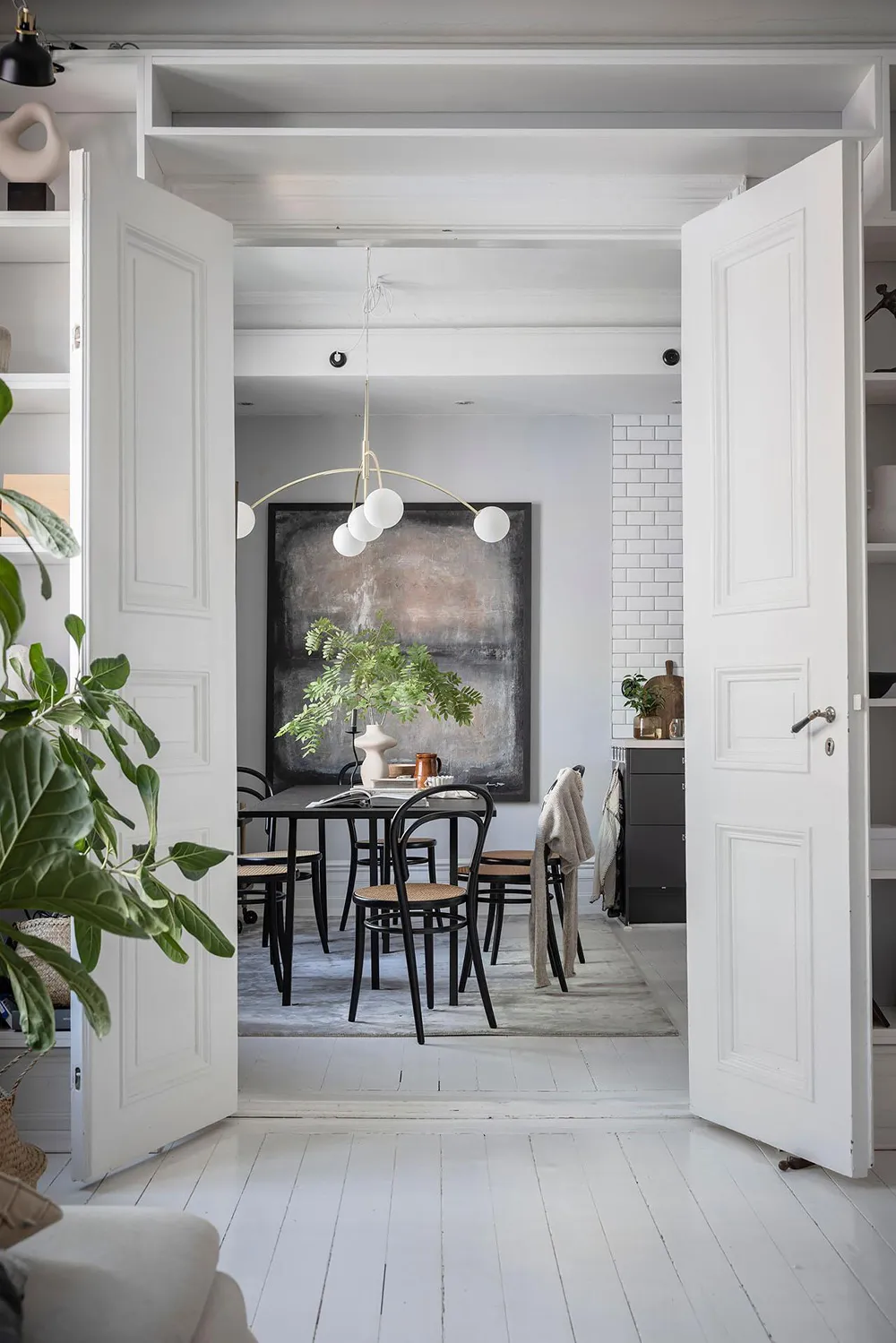 Elegancki skandynawski wnętrze z otwartymi półkami i nowoczesnymi szarymi akcentami (74 m²) - Gallery image 10