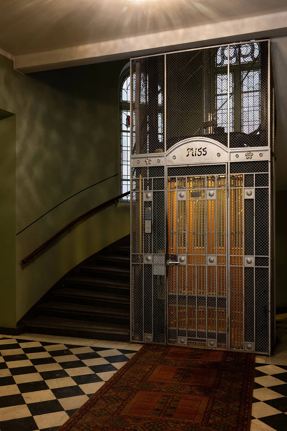 Tonos oscuros y dormitorio en nicho: apartamento pequeño en Suecia (37 m²) - Gallery image 16