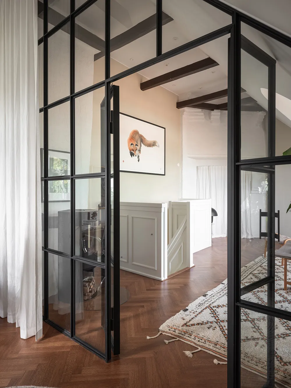 Appartement à deux étages avec de superbes fenêtres de mansarde en Suède - Gallery image 12