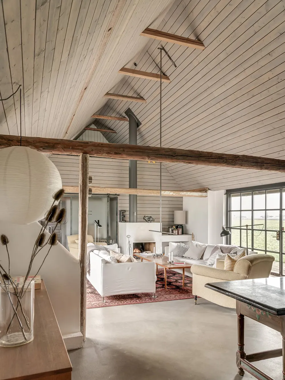 Просторные и тёплые интерьеры бывшей фермы в Швеции - Gallery image 1